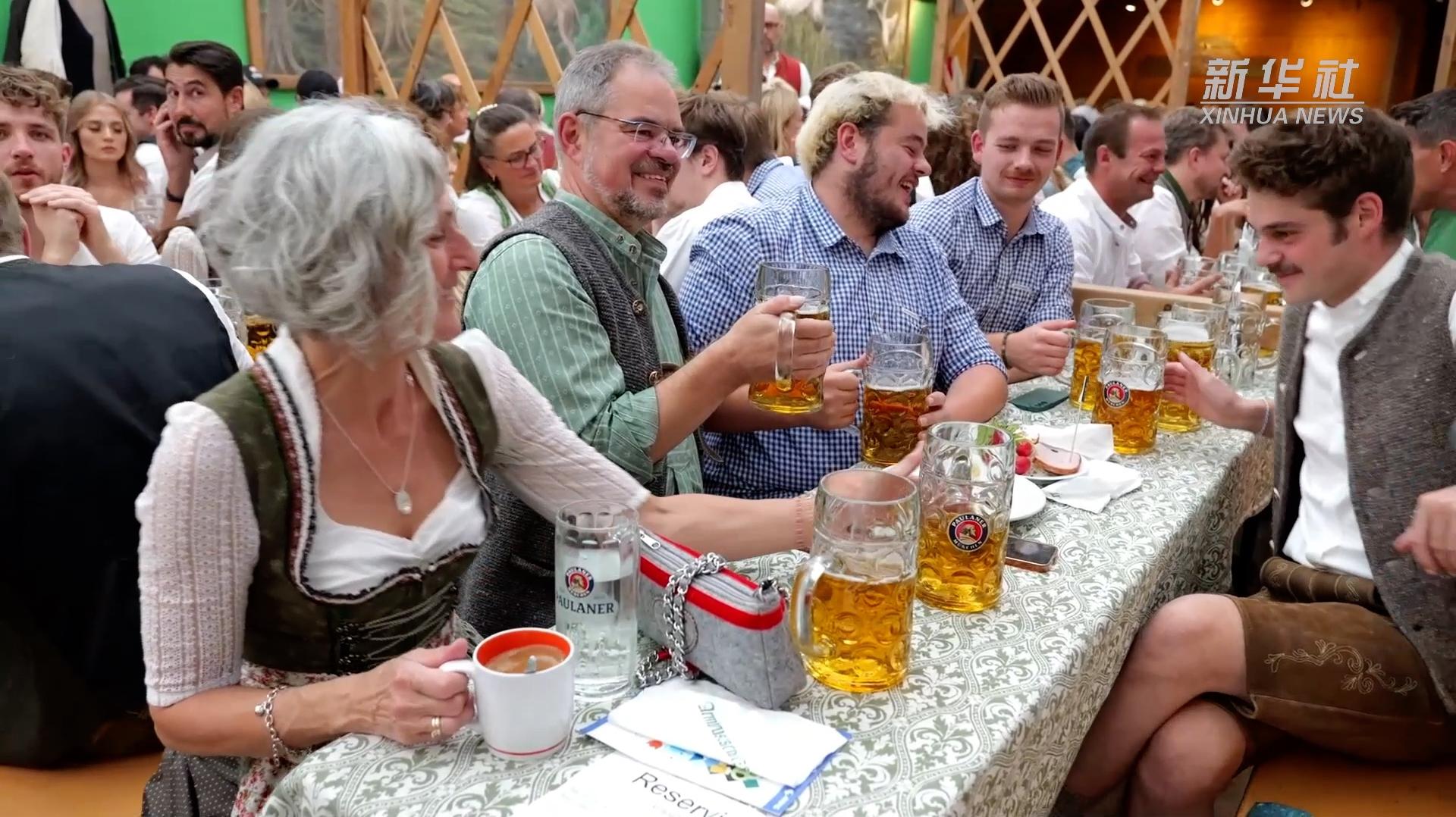 狂热球迷在慕尼黑市中心举办比赛前庆祝活动的简单介绍