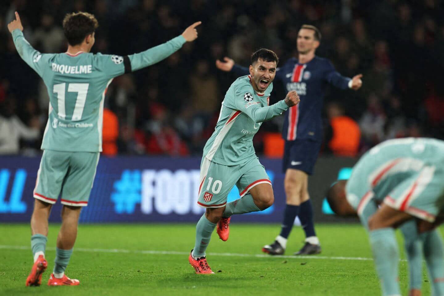 关于足球场上的豪门对决让人目不转睛的信息