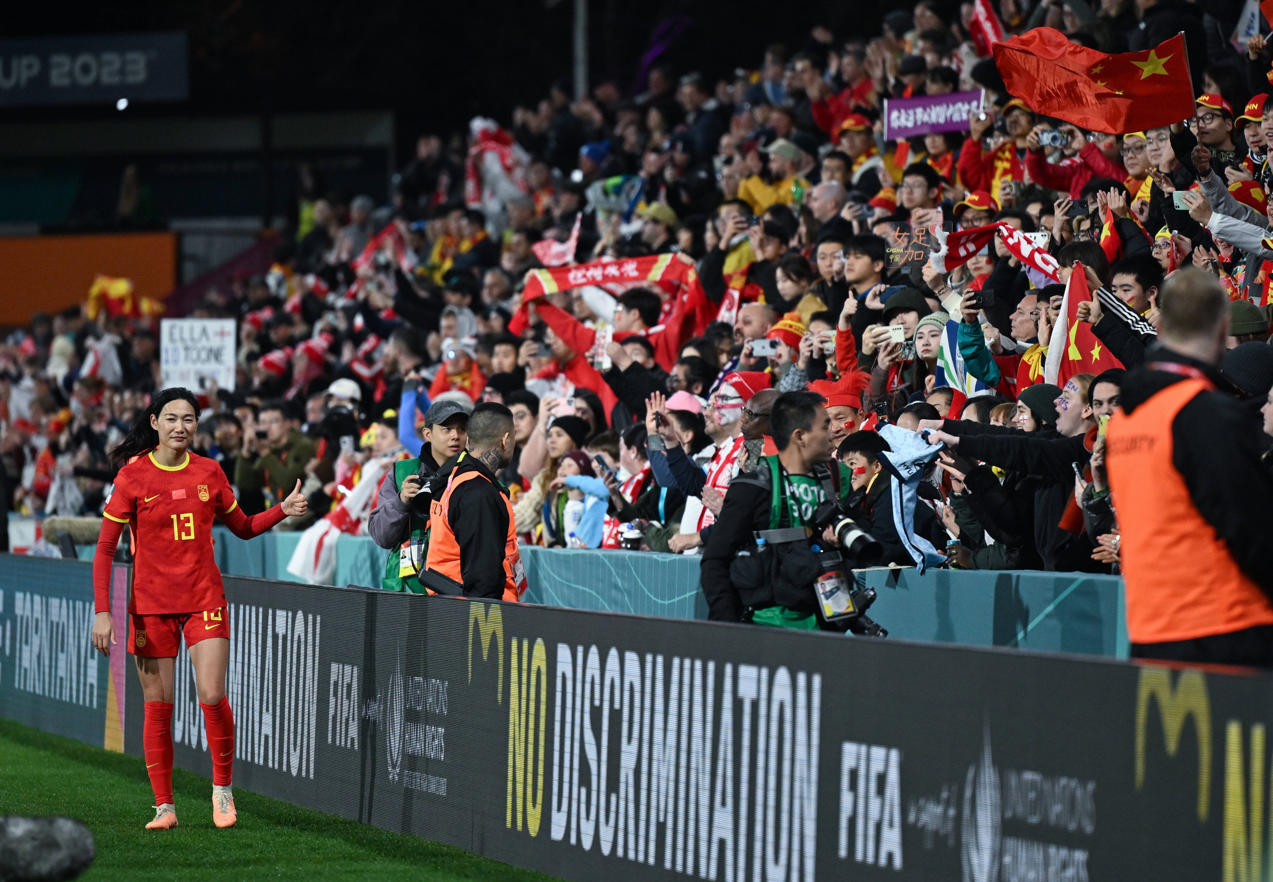 女足比赛现场,中国队展现出强大实力的简单介绍 女足比赛现场,中国队展现出强大实力的简单介绍