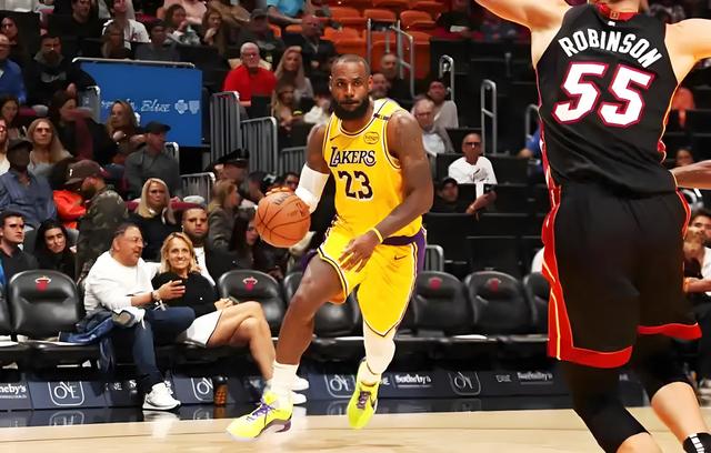 湖人队员连番进攻,对手随之败下阵来 湖人队员连番进攻,对手随之败下阵来