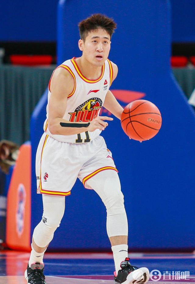 球员在比赛中展现出色技术,受到赞誉 球员在比赛中展现出色技术,受到赞誉