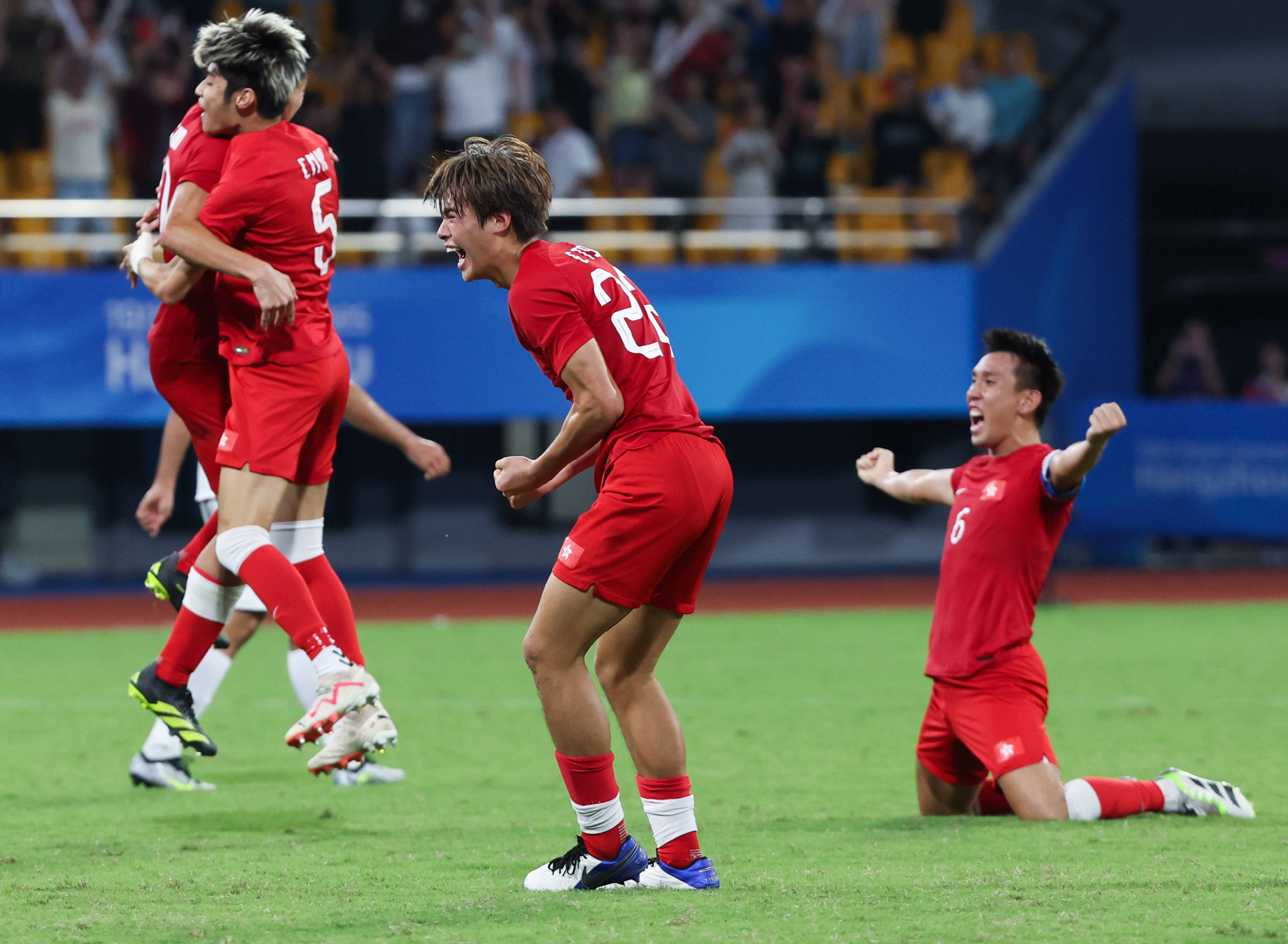 开云官网-关于拳击赛场上选手激烈交锋火花四溅的信息