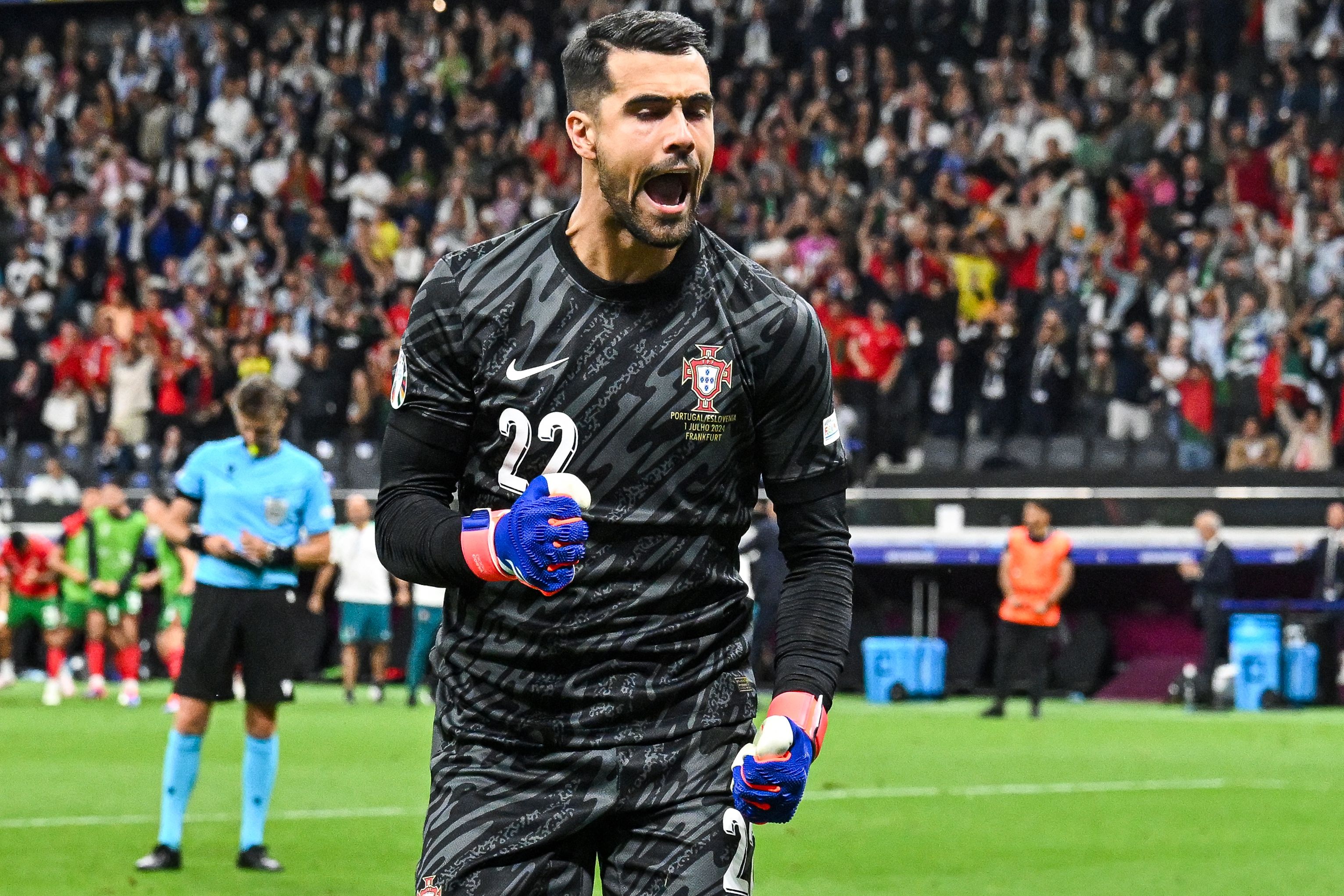 门神表现出色!红军门将成功扑出点球的简单介绍 门神表现出色!红军门将成功扑出点球的简单介绍