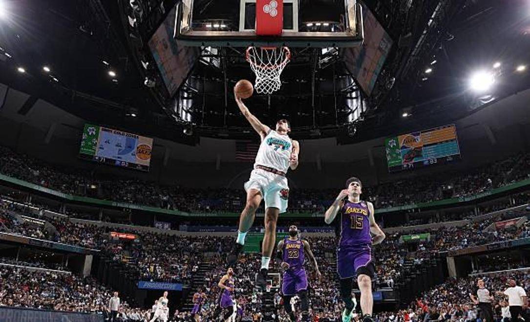 灰熊队内线强势防守稳固战局 灰熊队内线强势防守稳固战局