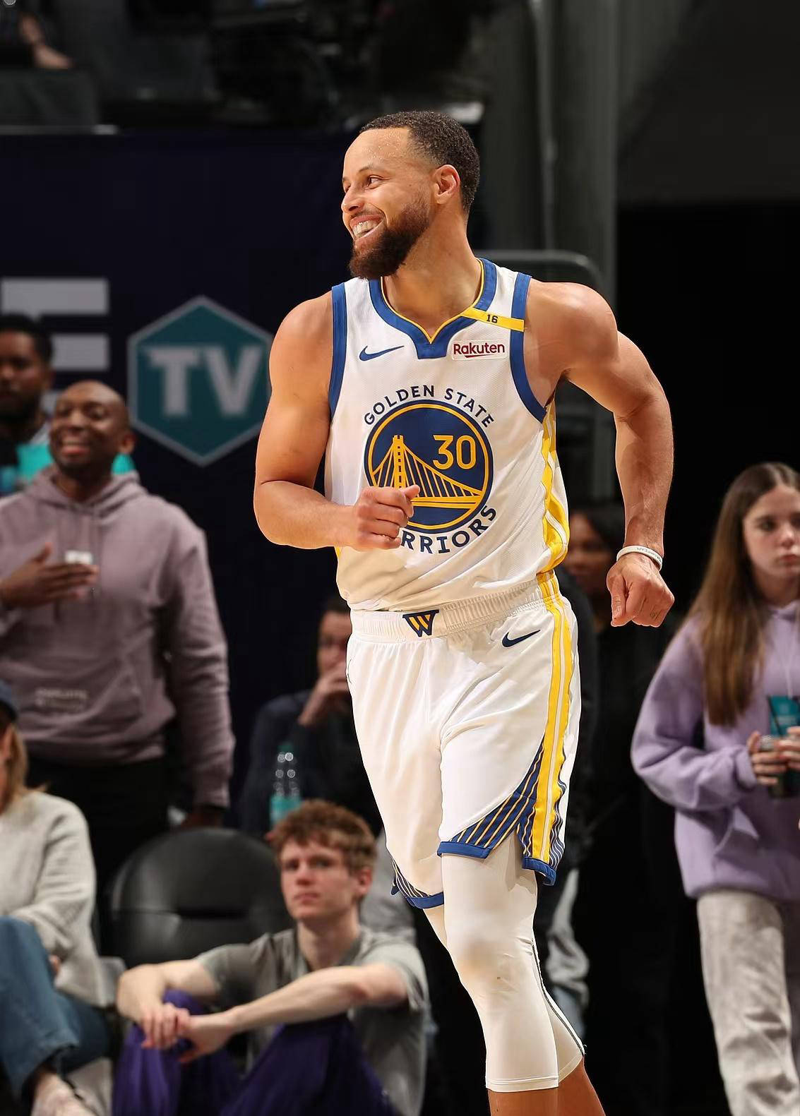 勇士主场大胜，库里发挥持续火热的简单介绍