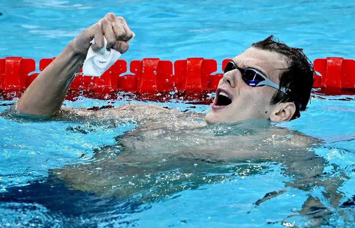 新加坡游泳选手英姿勃发,刷新纪录的简单介绍 新加坡游泳选手英姿勃发,刷新纪录的简单介绍