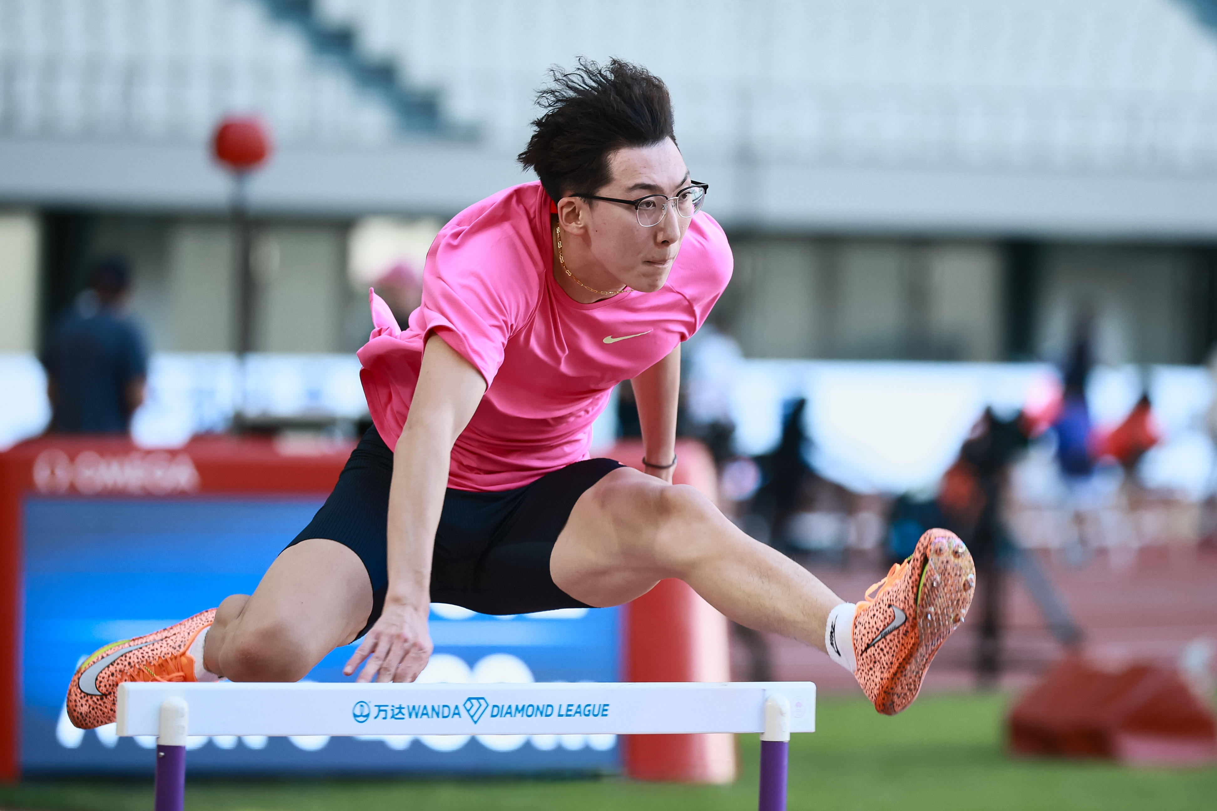 开云平台-关于田径长跑赛场上铿锵有力，选手奋力追赶的信息