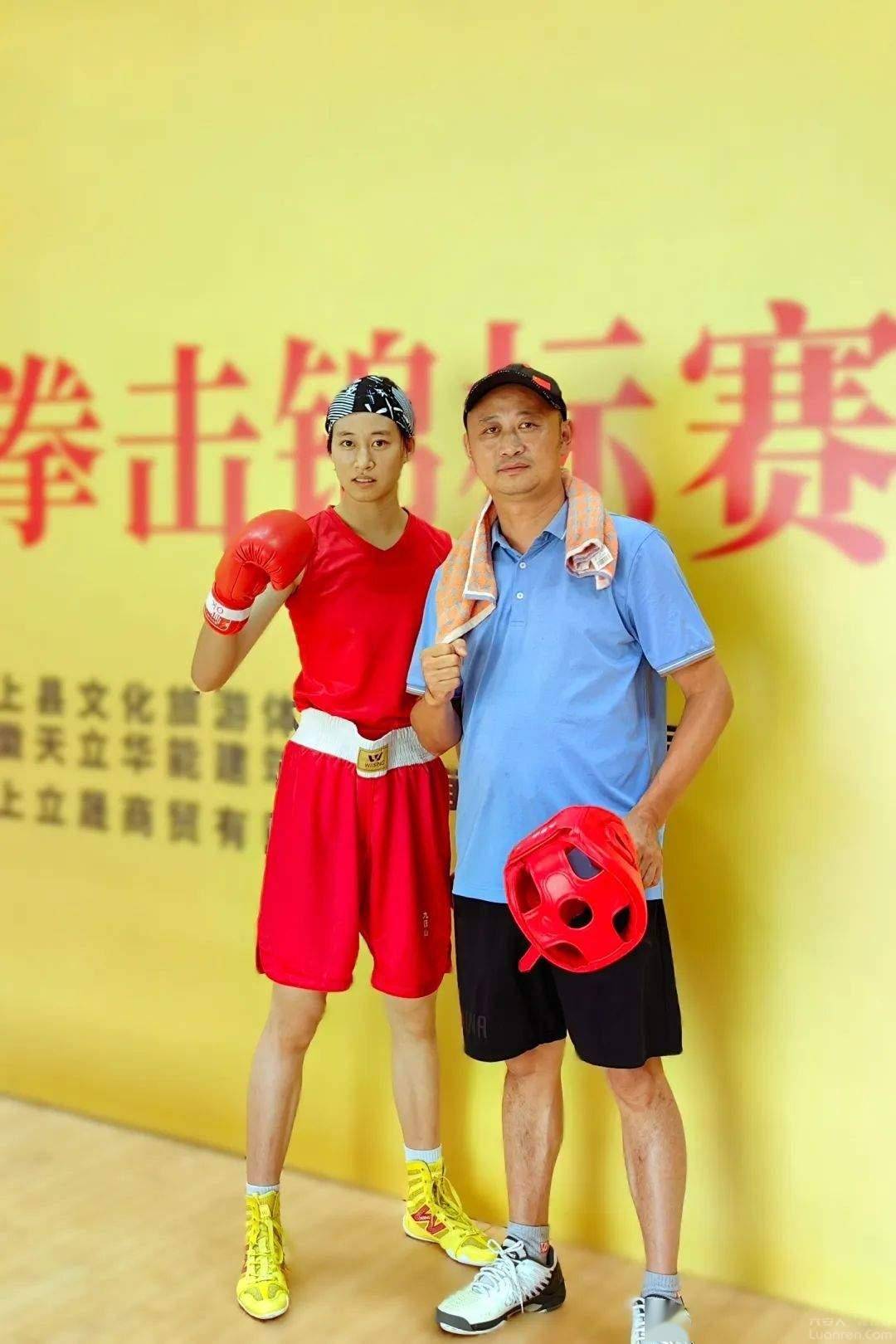 包含拳击冠军赛打响，选手拼死一搏的词条