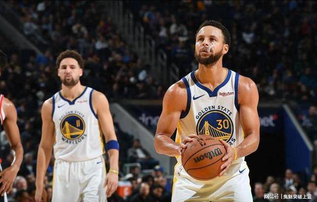 勇士主场大胜雷霆,库里成功复出 勇士主场大胜雷霆,库里成功复出