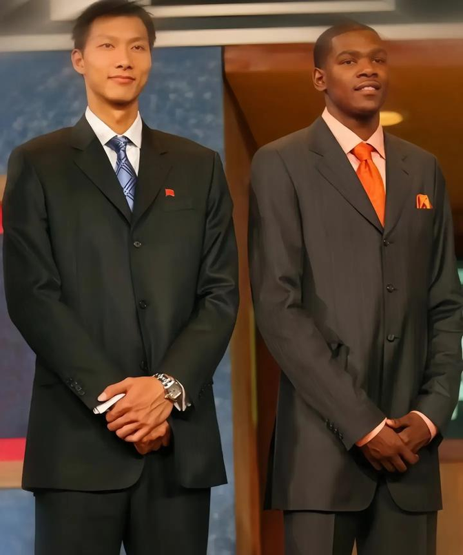 灰熊轻取青岛队,易建联惊艳四座 灰熊轻取青岛队,易建联惊艳四座